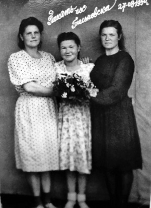 Екатерина Вакарина (крайняя слева) с подругами